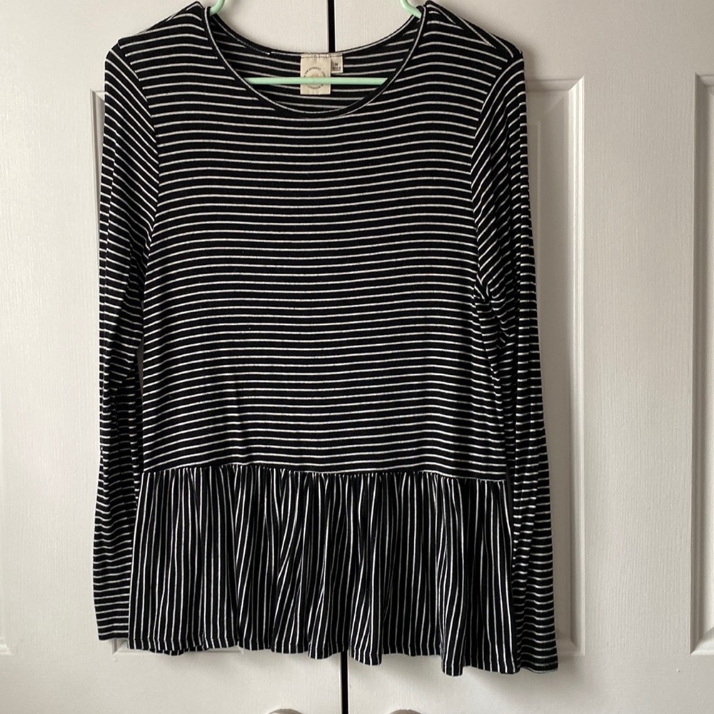 ❗25% off 2❗ Insanely soft black and white long sleeve peplum top